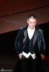 组图：硬汉邵兵携众星走秀帅气有型引爆全场