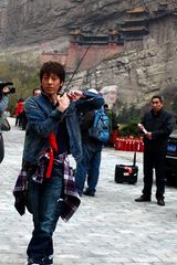 组图：“令狐冲”吕颂贤故地重游 笑傲恒山