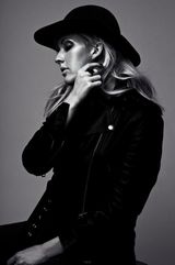 组图：绵羊音女伶渔网罩露双莓 黑纱蒙面神秘