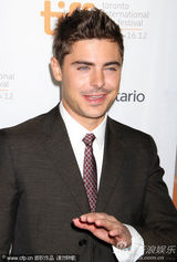 组图：《不顾一切》首映 扎克-埃夫隆西装帅气