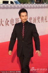 组图：连凯亮相百花红毯 黑色西服帅气