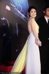 组图：杨千嬅着露背美裙现身 余文乐显帅气