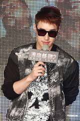 组图：潘玮柏酷装扛枪亮相 对“史泰龙”袭胸