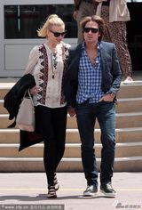 组图：妮可做评委老公探班 二人牵手甜蜜恩爱