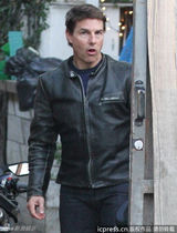 组图：阿汤哥与神秘女友补庆生日暧昧拥吻