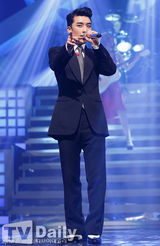 组图：EXO打榜夺冠 前WG宣美复出光脚秀长腿