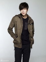 组图：李敏镐参与时装品牌设计展现休闲个性