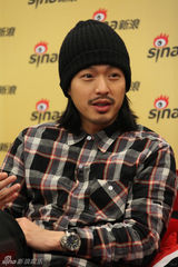 组图：李威轻熟男打扮亮相 做客畅聊首部微电影