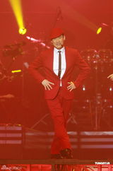 组图：张学友香港个唱揭幕 秀复古风秀踢踏舞