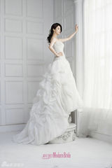 组图：蒋欣登《新娘》封面 婚纱加身变幸福女人