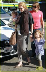 组图：妮可-基德曼携女出游