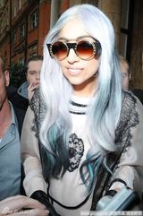 组图：Lady Gaga银色长发波浪长袍造型依旧犀利