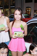 组图：《一路向西》街头宣传 何佩瑜背心上阵