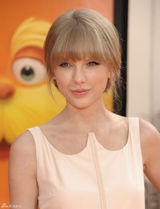 组图：斯威夫特和埃夫隆宣传新片亲密拥吻