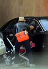 组图：张恒带孩子吃饭尹超贴身左右 二胎首曝光