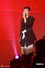 幻灯图：容祖儿露肩礼服帅气 阿Sa(蔡卓妍)颁奖礼上露笑容