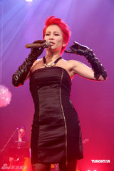 高清组图：温岚红发造型助阵黄小琥 大跳火辣断背舞