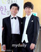 组图：韩名导宣布与同性恋人举行婚礼现场热吻