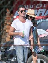 组图：人妻劳拉手遮孕肚西蒙护驾 遭狂风掀底