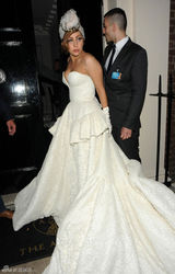 组图：Lady Gaga身穿白纱亮相伦敦 对镜大献飞吻