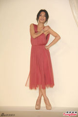 组图：Hebe红色裸背纱裙出镜 舞动裙摆明媚动人