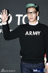 组图：BigbangTOP出席某服饰品牌20周年庆祝晚会