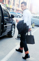 组图：何晟铭街拍黑白灰搭配变商务绅士