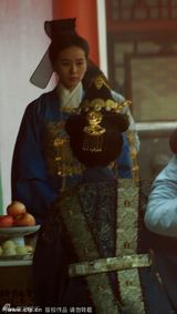 组图：刘诗诗《明妃》清丽 片场笑读剧本可爱