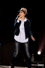 组图：Hebe语出惊人“胸部山” Ella搞笑扮丑相挺