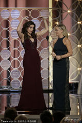 组图：金球奖现场 主持人蒂娜菲向艾米波勒道贺