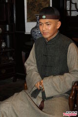 组图：吴孟达片场披头散发 与钟汉良鬼马搞怪