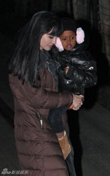 幻灯图集：朱莉和皮特带着两子女黑衣夜游