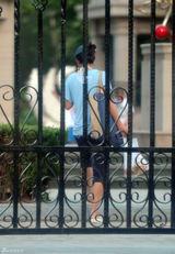 组图：马雅舒挺大肚独自逛超市 路边买水果