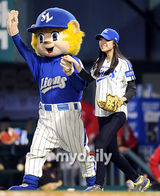 组图：韩组合Sistar孝琳与滑冰公主金妍儿任开球手