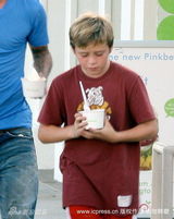 幻灯图集：贝克汉姆携三子外出 秀络腮胡新造型