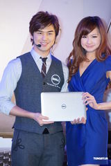 组图：陈柏霖视频聊天维系感情 工作中过白色情人节