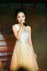 高清图：霍思燕白嫩宛若爱丽丝 右臂纹身个性十足