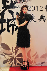 组图：于咏琳天鹅装亮相魅惑优雅