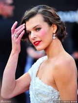 高清组图：奥斯卡红毯米拉-乔沃维奇红唇秀香肩