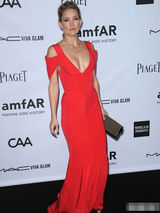 组图：凯特-哈德森红礼服现身 深V露半球性感优雅