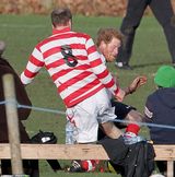 组图：威廉王子与弟弟哈里踢球 成对手大方拥抱