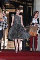 高清组图：艾玛-罗伯茨灰色豹纹礼服亮相时装周