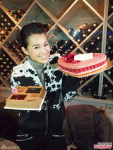 组图：胡杏儿赴法拍外景 收法式蛋糕庆生