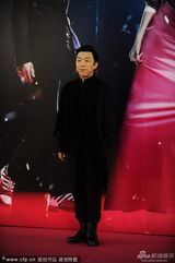 组图：黄渤混搭服装现身 发型显嬉皮风