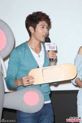 组图：陈庭妮赞胡宇威演技 娇羞称其时刻都在