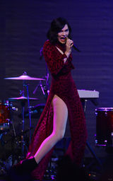 组图：杰西-J双开衩红裙PK凯莉-米洛