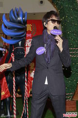 组图：廖碧儿秀事业线  黄子华拍剧主动出击