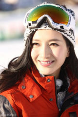 组图：江疏影冬日写真冰肌雪肤展温暖笑靥