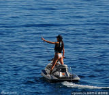 组图：卡戴珊携家人包游艇跳水度假 甘当摄影师