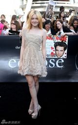 幻灯图集：《月食》洛杉矶首映 主创三人暧昧传情